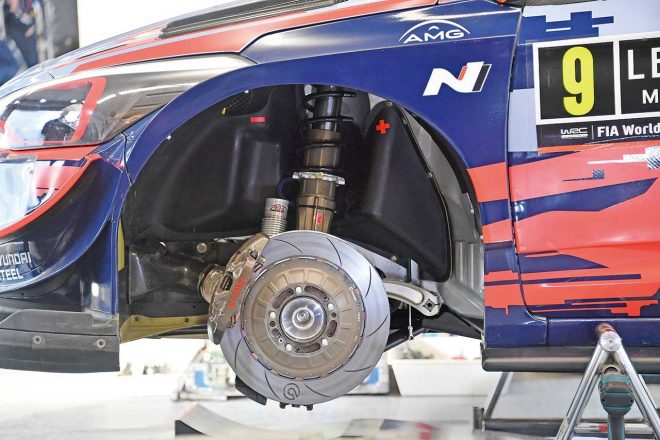 ダンパーはPKM製、ブレーキはブレンボ製を使用する。トヨタやMスポーツ・フォードに比べると、フロントダンパーは起き気味。路面追従性を重視しているようだ。