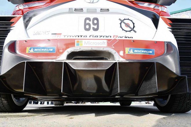 スーパーGT GT500の車両に見られるようなディフューザーをまとう。エキゾーストはセンターにレイアウト