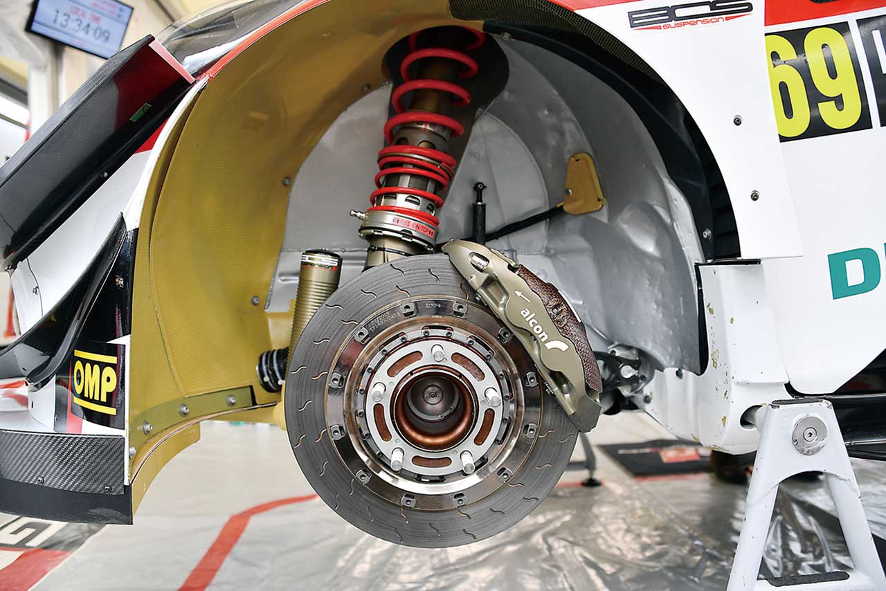 5kg以上の軽量化でハンドリング性能もアップ。ただ、これだけの軽量化となると、抜本的な見直しが必要のはず。ダンパーはBOS、ブレーキはアルコンのシステムを採用している