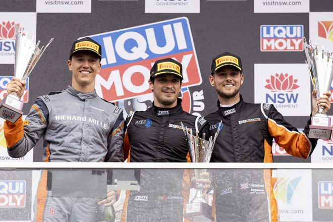 60号車マクラーレンを駆り総合2位表彰台を獲得した（左から）ベン・バーニコート、アルバロ・パレンテ、トム・ブロンクビスト