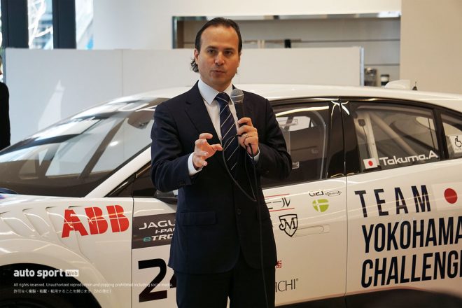 ジャガー・ランドローバー・ジャパン代表取締役社長のマグナス・ハンソン氏は「ガンバリマショウ！」と拓磨を応援した