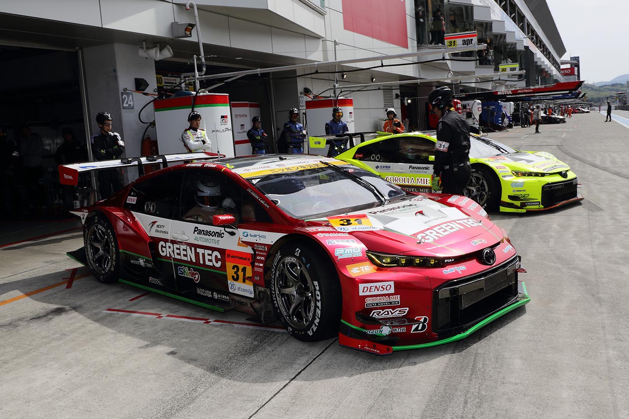 2台のTOYOTA GR SPORTS PRIUS PHV apr GT