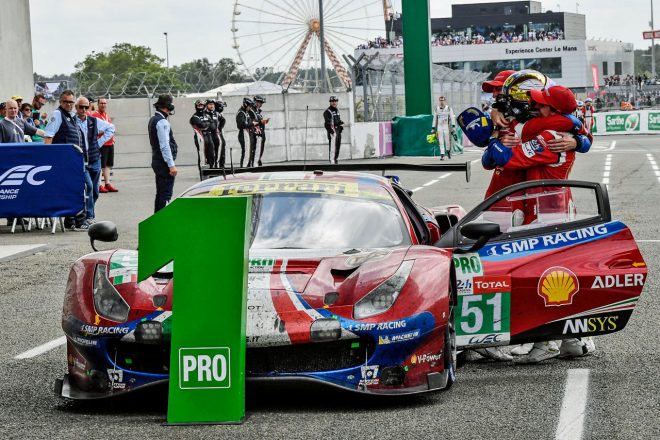 ル・マンのチェッカー後、GTE Proクラス優勝をよろこぶ51号車フェラーリのドライバーたち。