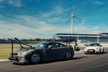 ラウジッツリンクを走行するGT-Rカメラカー（左）とニッサンGT-R NISMO 2020モデル