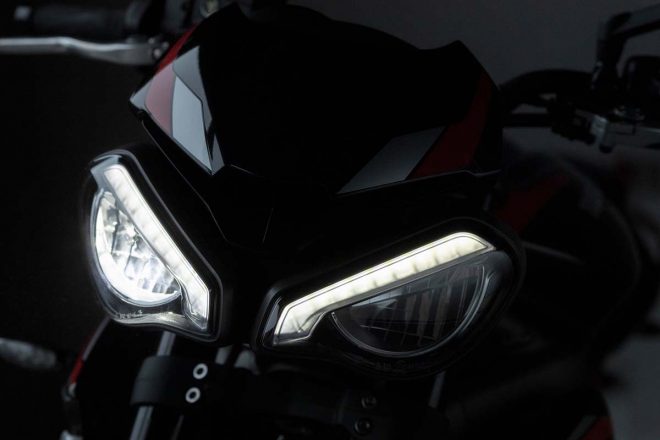 2020年新型ストリートトリプルR Low：特徴的な新型ツインLEDヘッドライト