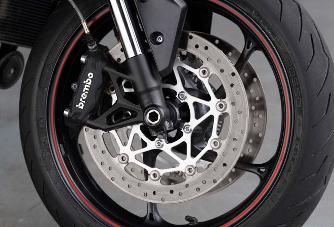 2020年新型ストリートトリプルR Low：Brembo製キャリパー