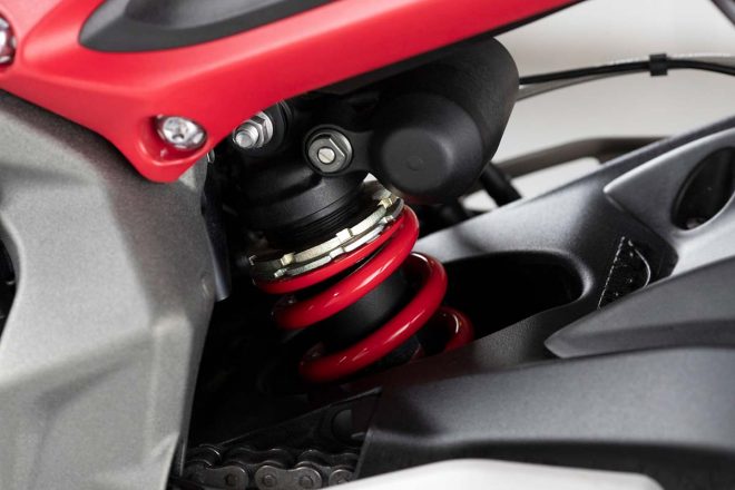 2020年新型ストリートトリプルR Low：高仕様Showa製フルアジャスタブルサスペンション