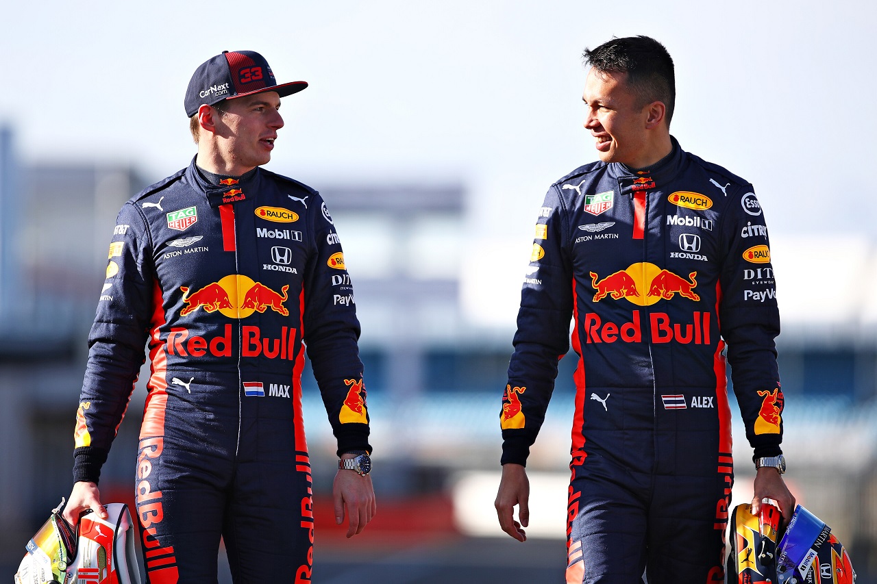 『レッドブルRB16・ホンダ』のシェイクダウンに臨むマックス・フェルスタッペンとアレクサンダー・アルボン