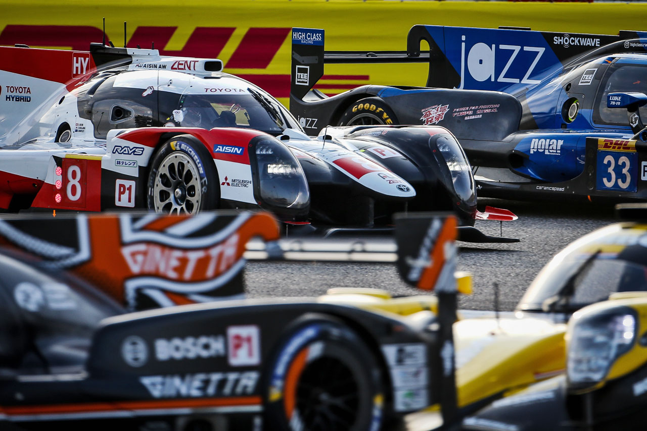 WEC第5戦バーレーン決勝のスタート直後、LMP2マシンの群れに飲み込まれた8号車トヨタTS050ハイブリッド