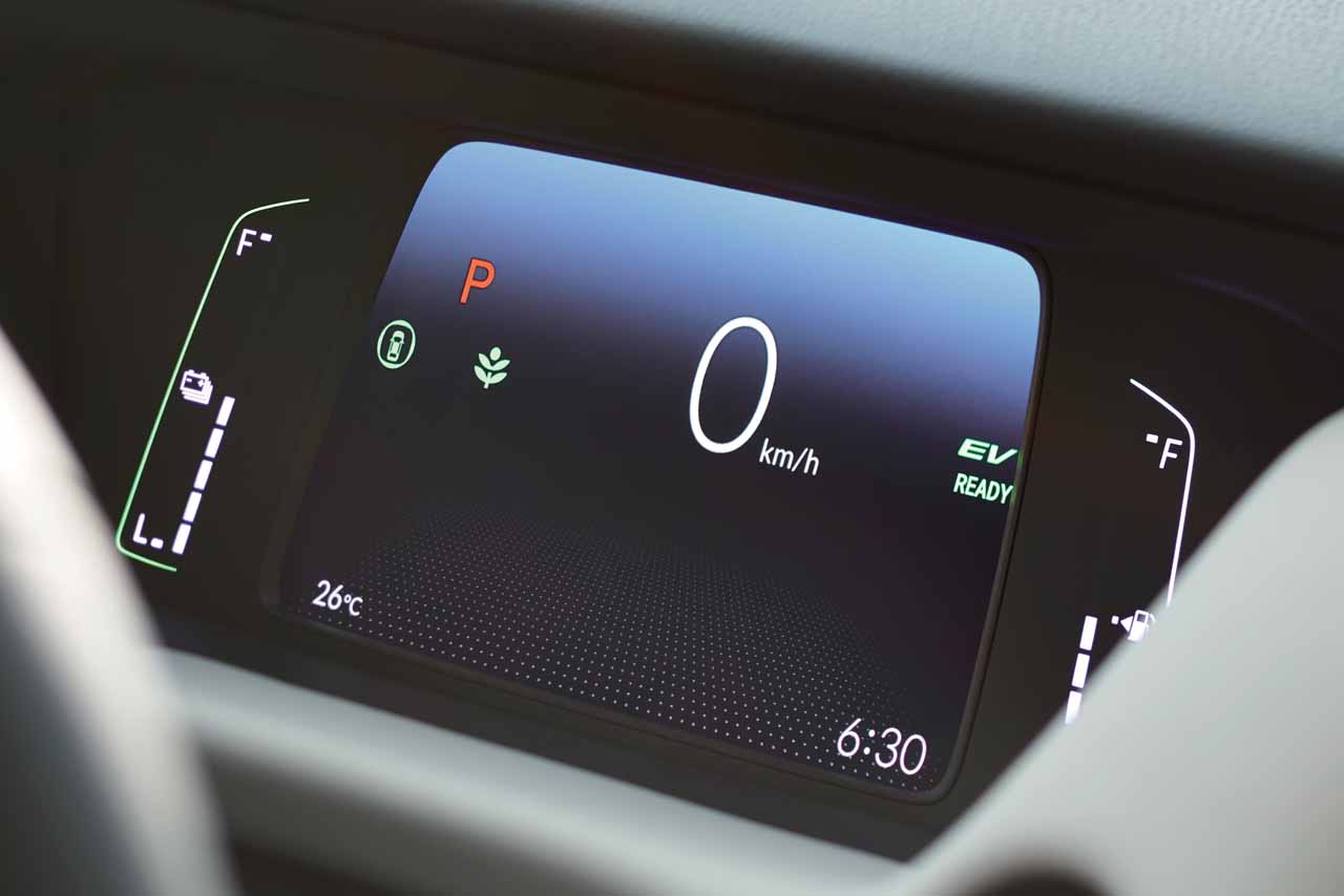 シンプルで見やすい液晶メーターパネル