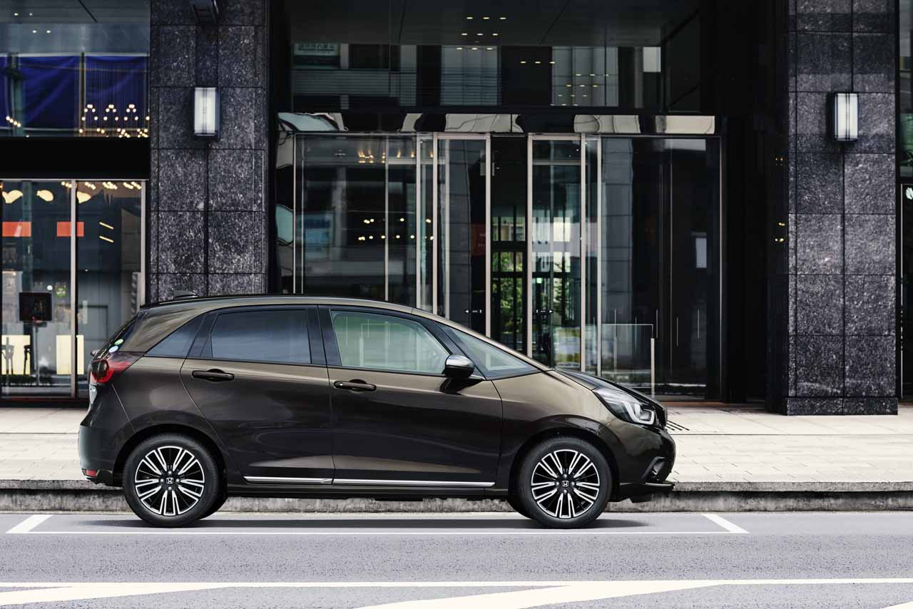 スタイリッシュな“LUXE”（プレミアムグラマラスブロンズ・パール）