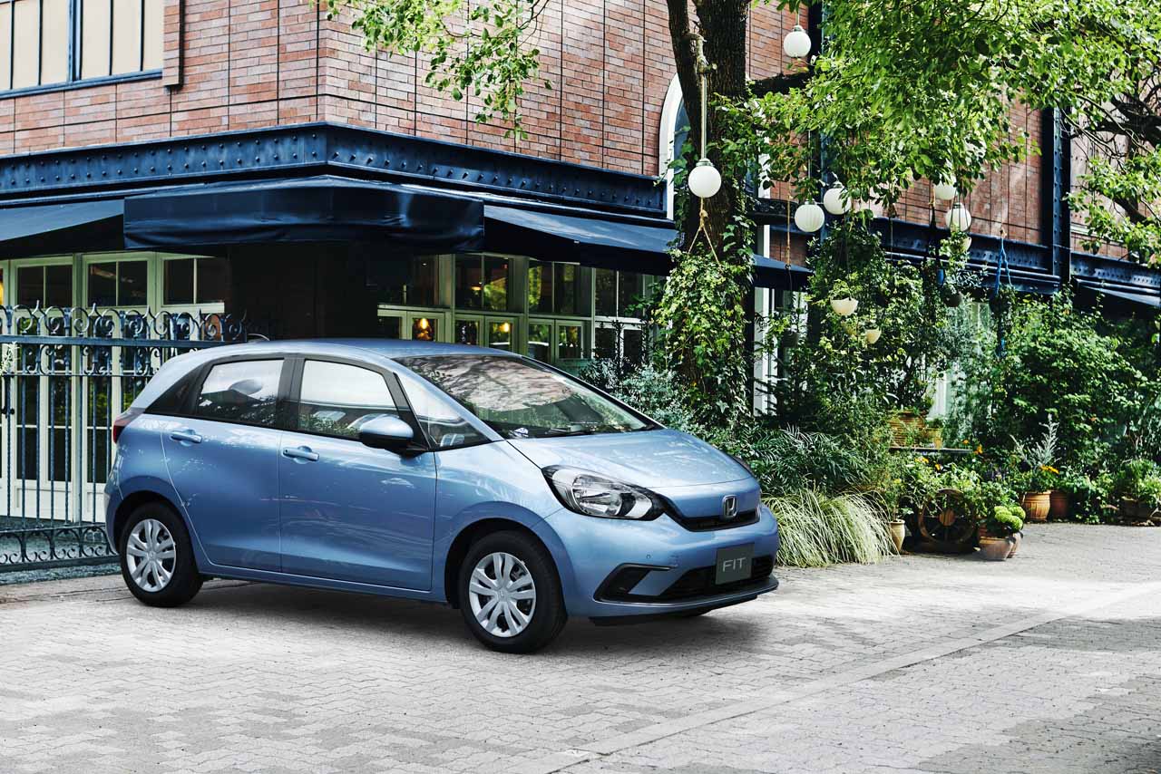 シンプルな“BASIC”（エアーライトブルー・メタリック）