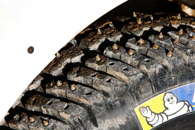 ラリー・スウェーデンに持ち込まれたスタッドタイヤは、本来凍結した路面にスタッドが食い込むことでグリップを生む