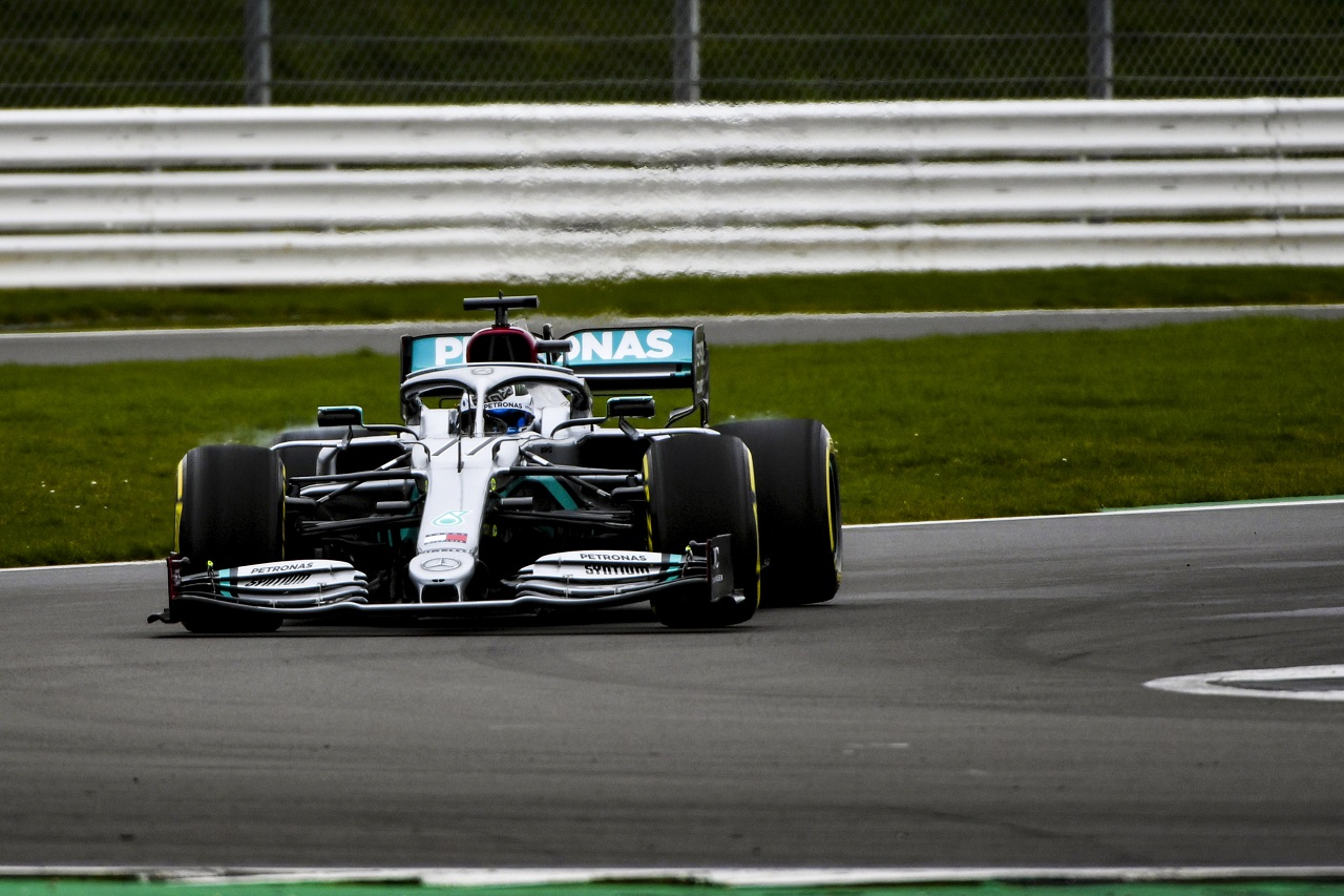 メルセデス2020年型F1マシン『W11』のシェイクダウンを行うバルテリ・ボッタス
