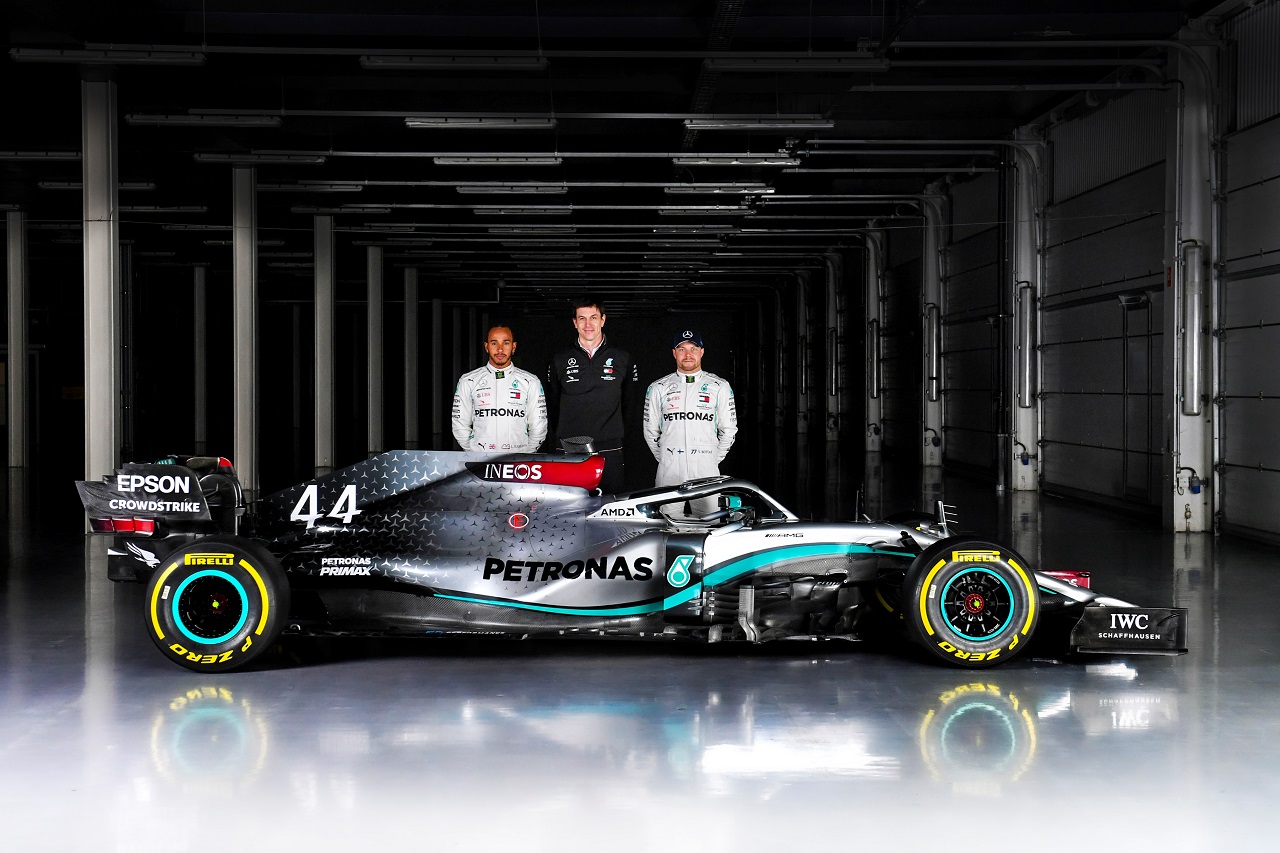 メルセデス2020年型F1マシン『W11』を初披露したウォルフ、ハミルトン、ボッタス