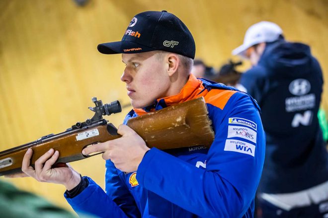 デイ1後、ドライバーたちはバイアスロンの練習施設でライフル射撃を体験した