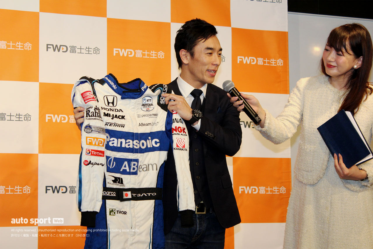 2020年仕様のレーシングスーツを披露した佐藤琢磨