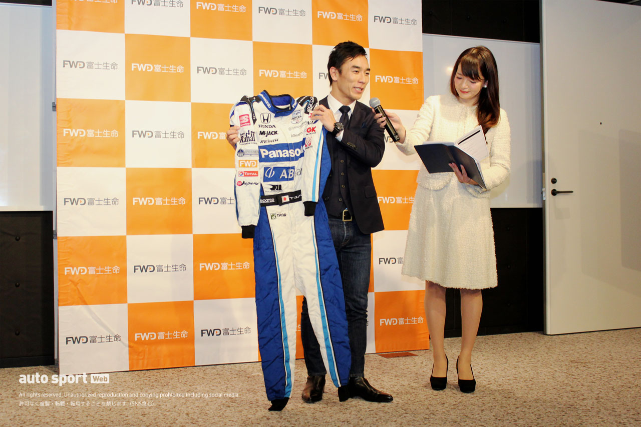 2020年仕様のレーシングスーツを披露した佐藤琢磨