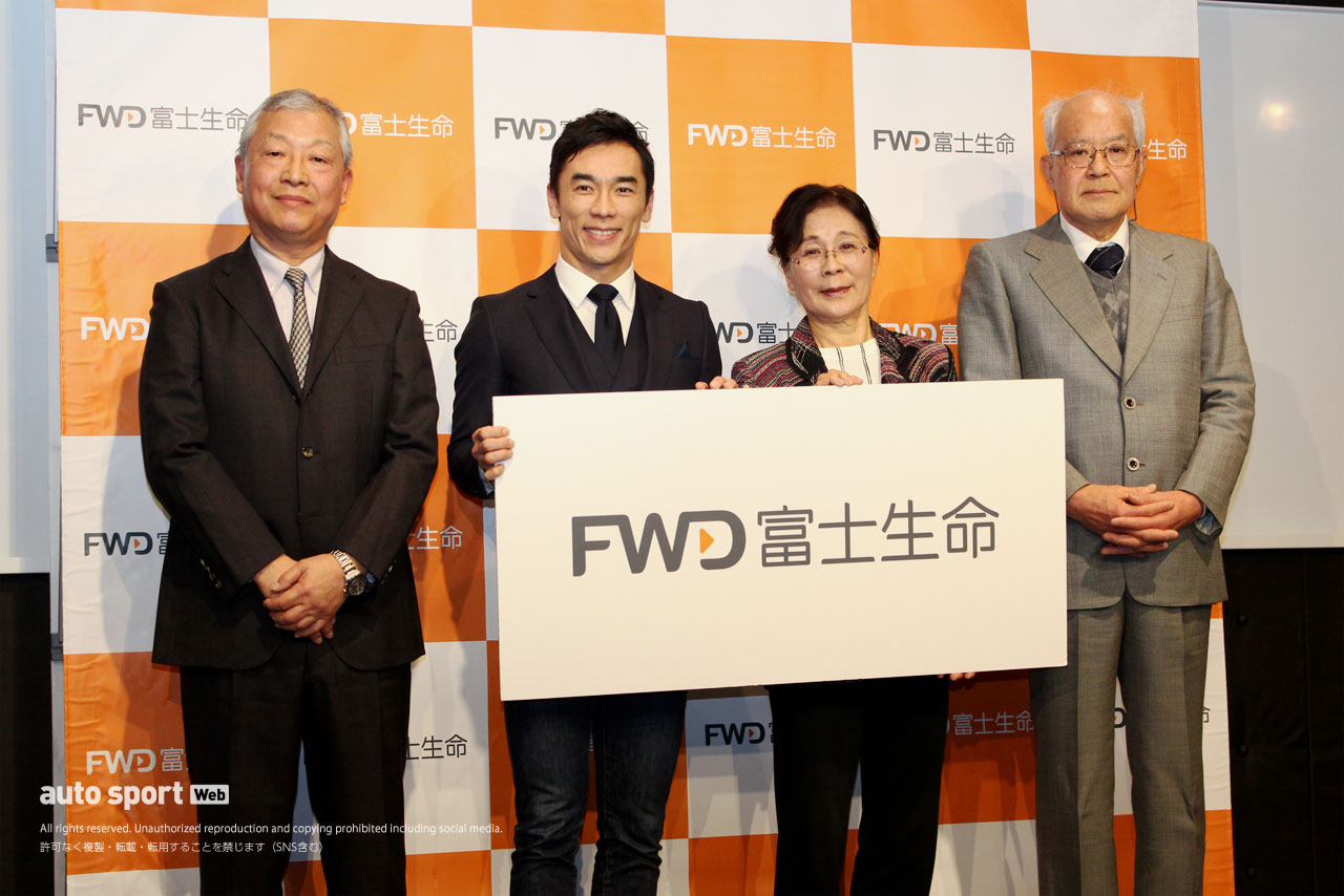 サプライズ登場した樽井良次さん（左端）と大澤進さん（右端）とともに写真に収まった佐藤琢磨と母・昭子さん