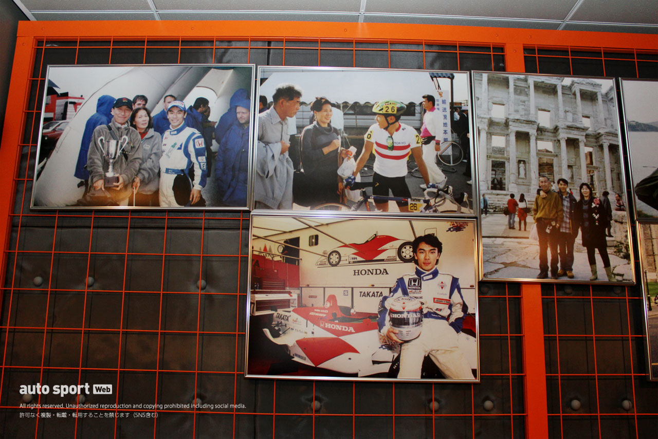会場には佐藤琢磨の幼少期からイギリスF3時代までの写真が展示された。