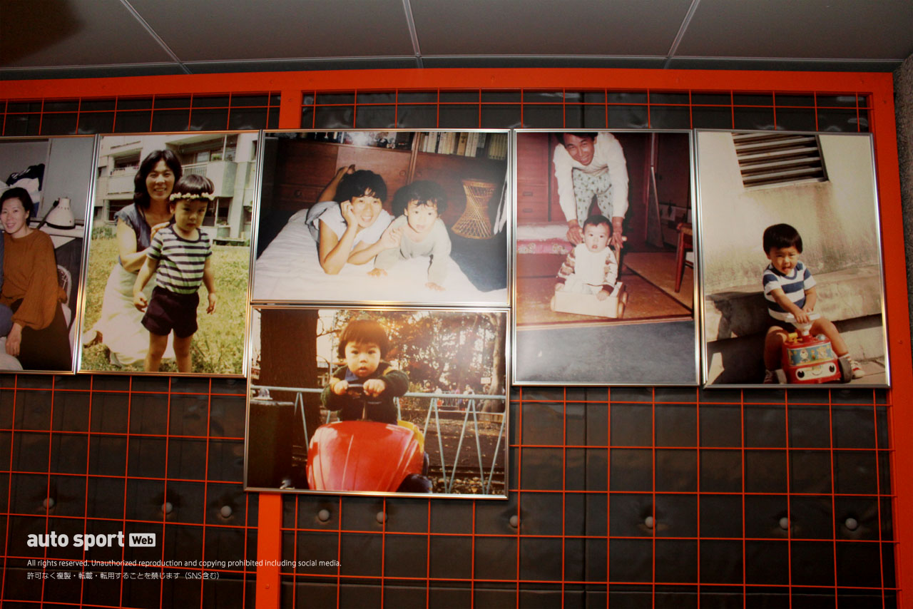 会場には佐藤琢磨の幼少期からイギリスF3時代までの写真が展示された。