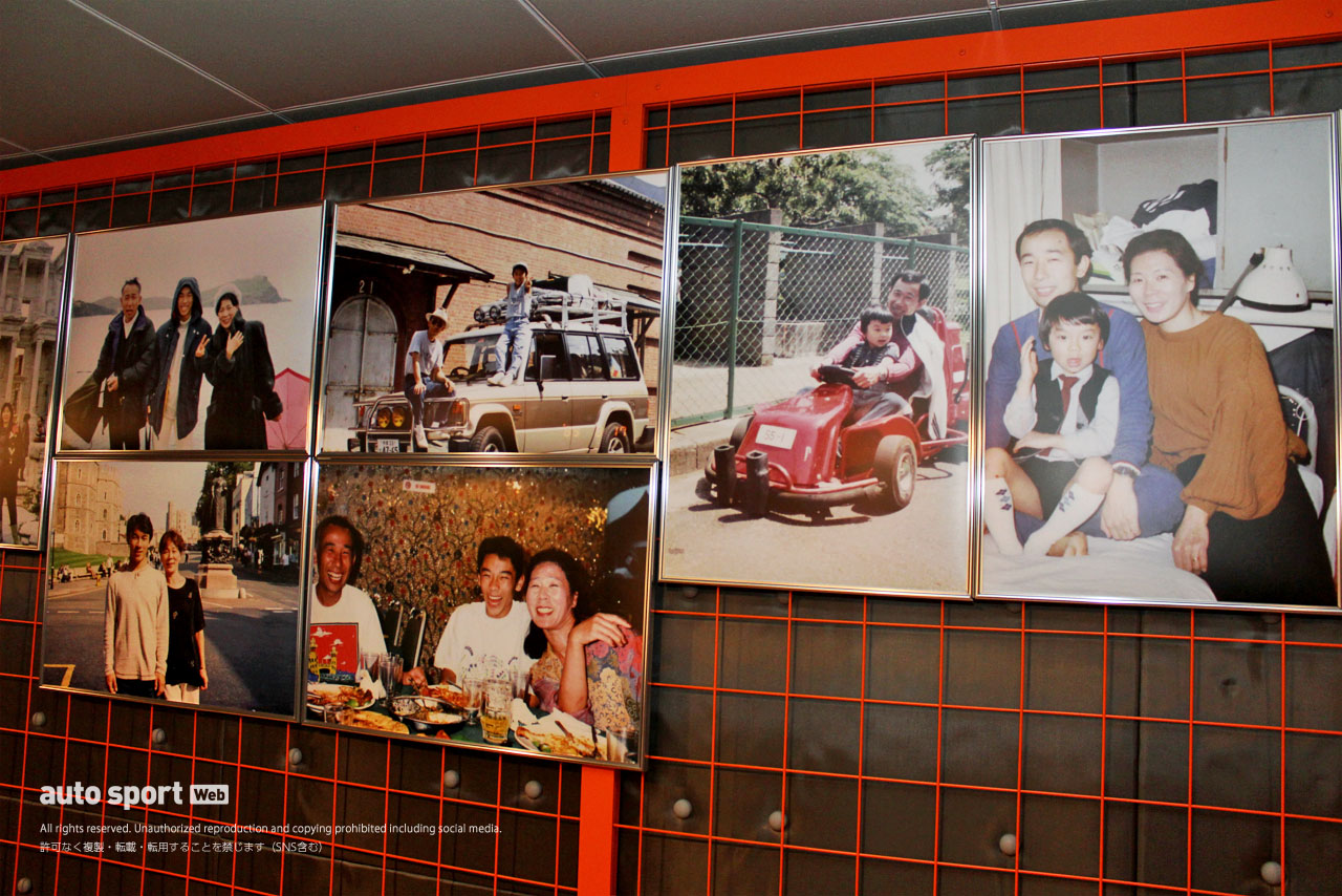 会場には佐藤琢磨の幼少期からイギリスF3時代までの写真が展示された。