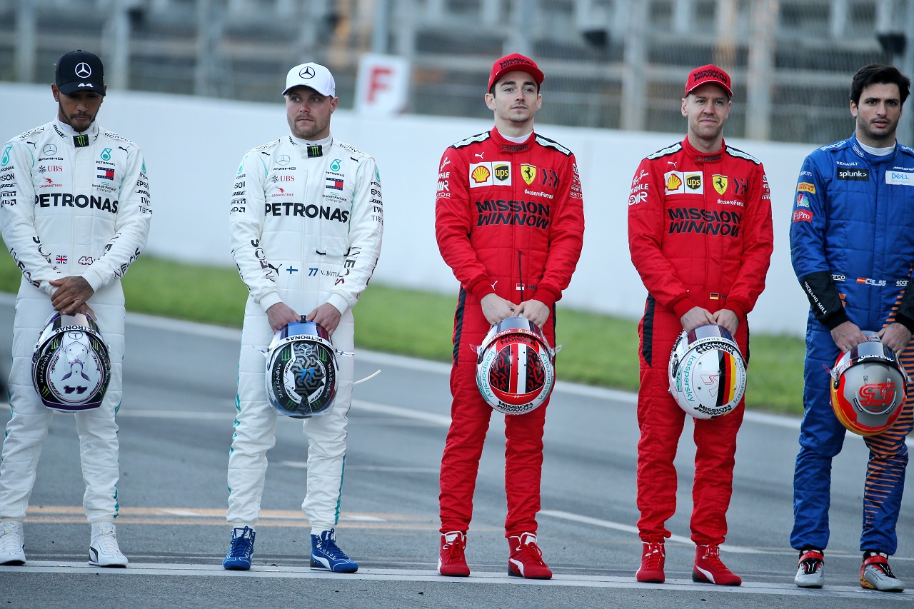 2020年第1回F1プレシーズンテスト1日目：ドライバー集合写真撮影時のシャルル・ルクレールとセバスチャン・ベッテル（フェラーリ）