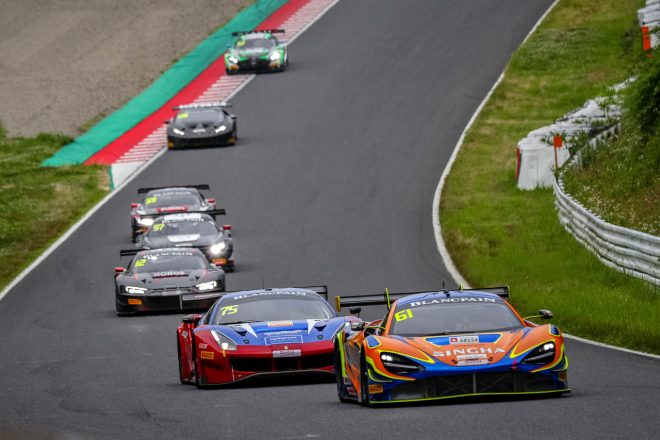 鈴鹿サーキットを走行するABSSA MOTORSPORTの61号車マクラーレン720S GT3