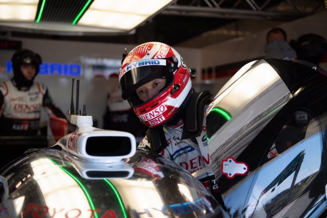 8号車トヨタTS050ハイブリッドに乗り込む中嶋一貴