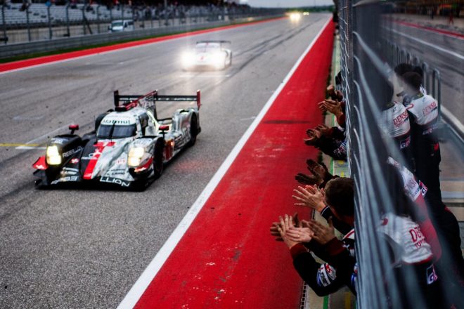 優勝した1号車レベリオンを称えるTOYOTA GAZOO Racingのクルーたち