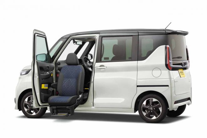 ニッサン・ルークス 助手席スライドアップシート