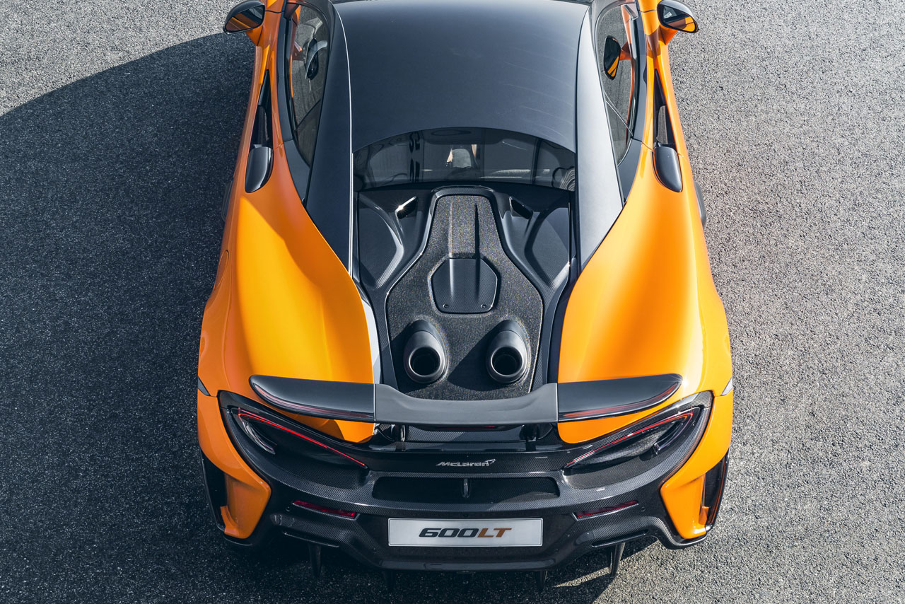 リヤウイングの手前に配置されたエキゾーストパイプ