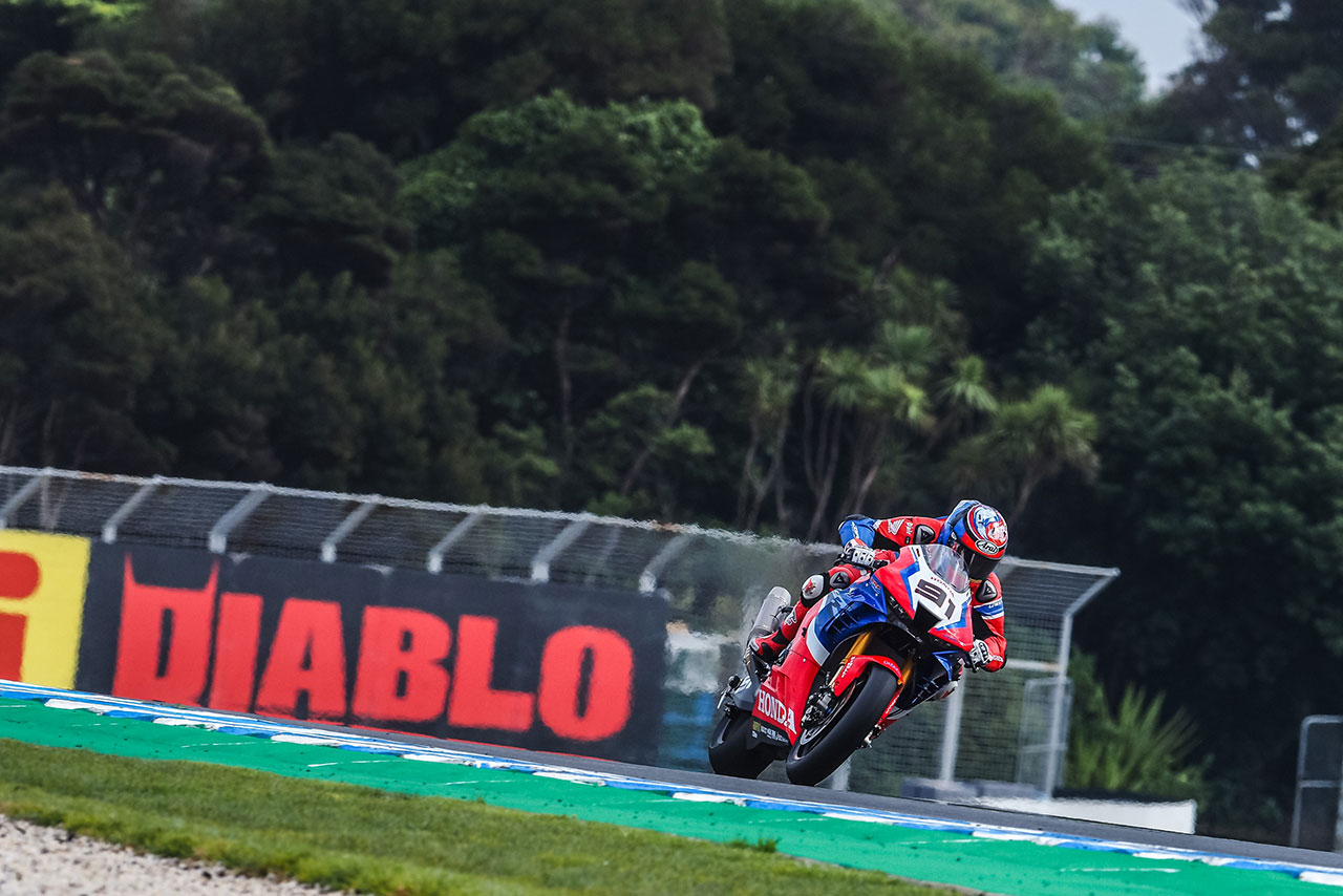 CBR1000RR-R Fireblade SPを走らせるレオン・ハスラム（Team HRC）