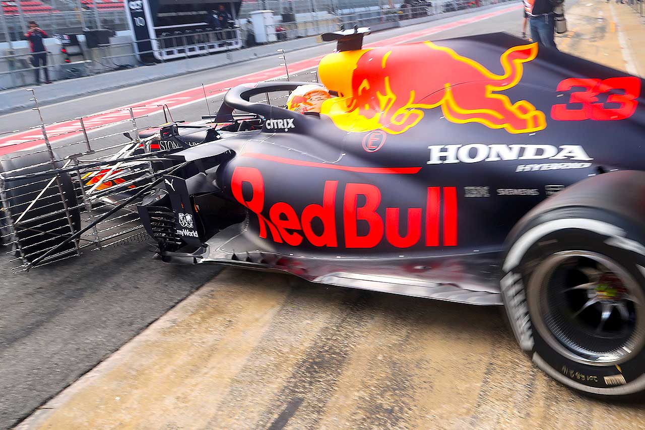 マックス・フェルスタッペンがドライブしたRB16。フロントタイヤ後方についた金網状のパーツがエアロレイクだ