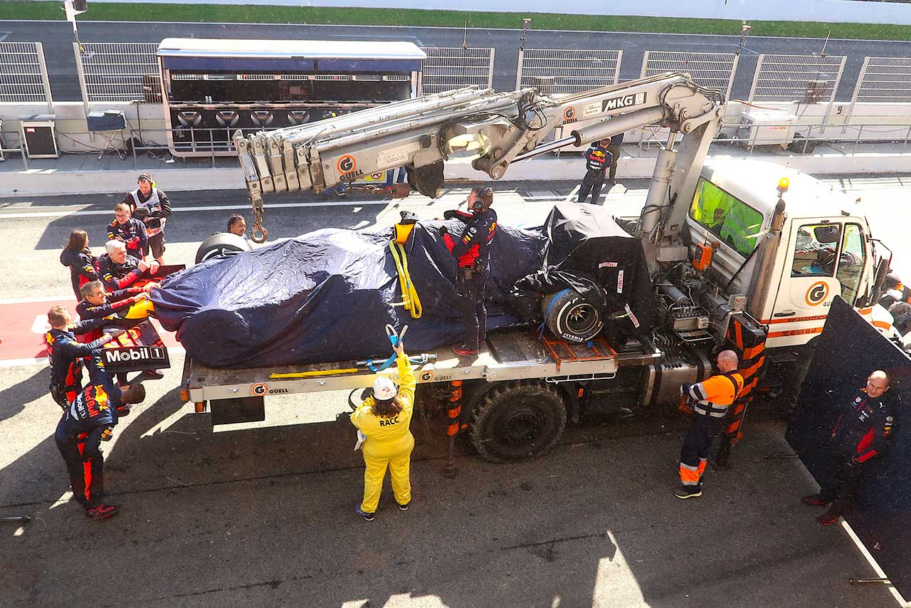 2020年のF1第2回プレシーズンテスト2日目、スピンして回収されたマックス・フェルスタッペンのマシン