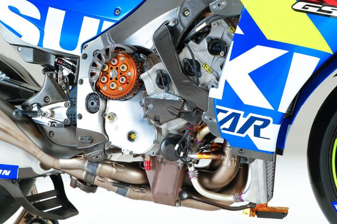 カウルを外した2019年型スズキGSX-RR（右前）