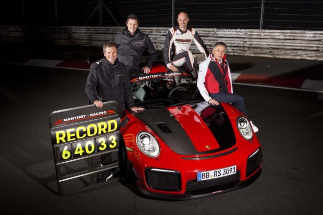 ポルシェ911 GT2 RS MRで、ニュルブルクリンク北コースのナンバー付き車両最速ラップとなる6分40秒33を記録したラース・ケルン（右奥）