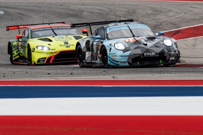 デンプシー・プロトン・レーシングの77号車ポルシェ911 RSRと、アストンマーティン・レーシングの95号車アストンマーティン・バンテージAMR