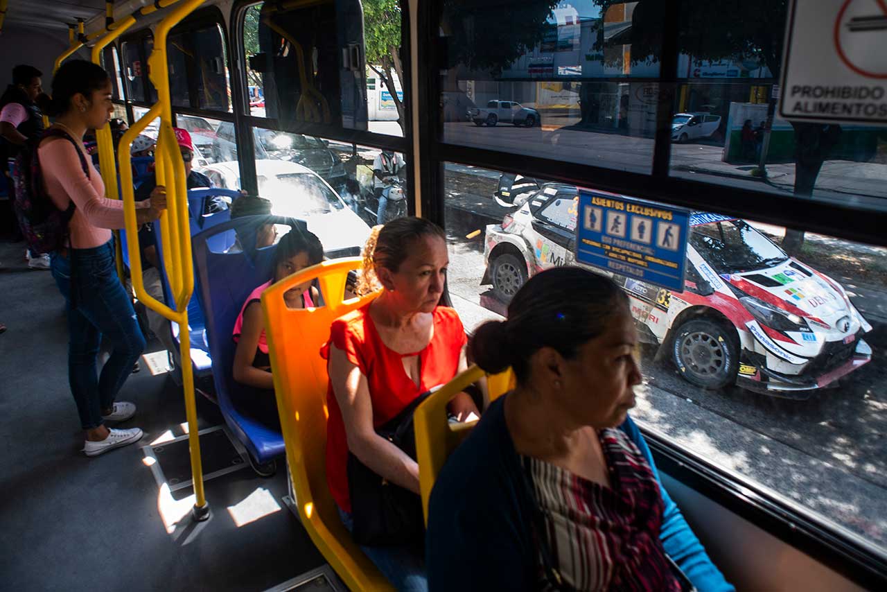 リエゾン（移動区間）を走行するエルフィン・エバンスのトヨタ・ヤリスWRC／2020WRC第3戦メキシコ