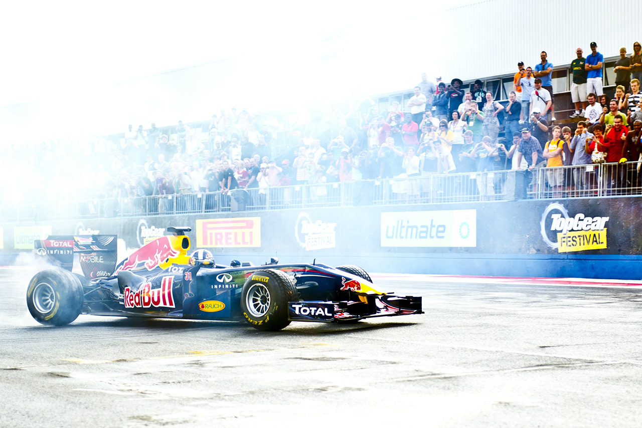 2017年にヨハネスブ2017年にヨハネスブルグのキャラミ・グランプリ・サーキットでデビット・クルサードがデモランを実施ルグのキャラミ・グランプリ・サーキットで行われた『トップ・ギア・フェスティバル』でデビット・クルサードデモランを実施