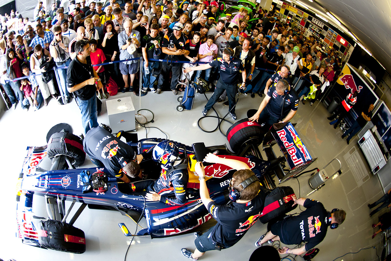 2017年にヨハネスブルグのキャラミ・グランプリ・サーキットでデビット・クルサードがデモランを実施