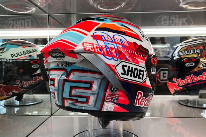 マルク・マルケスがMotoGPで実際に使用したヘルメット。後方には転倒時についた傷も