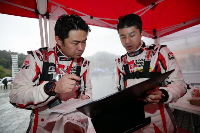 刻一刻と変化する状況への対応を話し合う 眞貝知志（右）と安藤裕一（左）