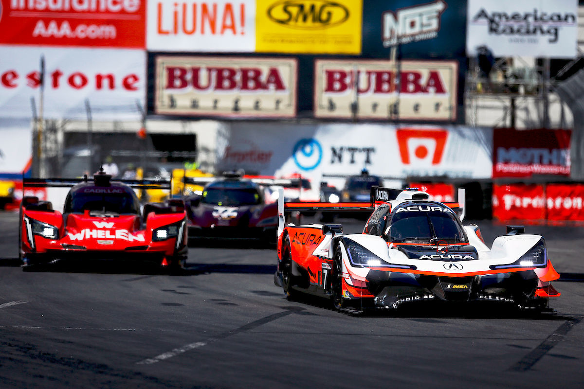 ロングビーチ市街地コースを走るDPiマシンたち。先頭はアキュラ・チーム・ペンスキーの7号車アキュラARX-05