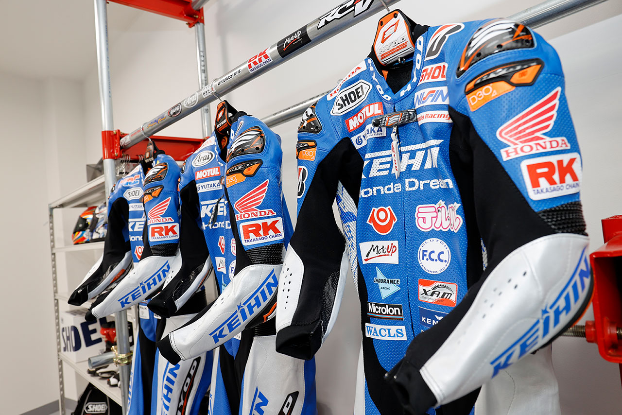 Keihin Honda Dream SI Racingのレーシングスーツ