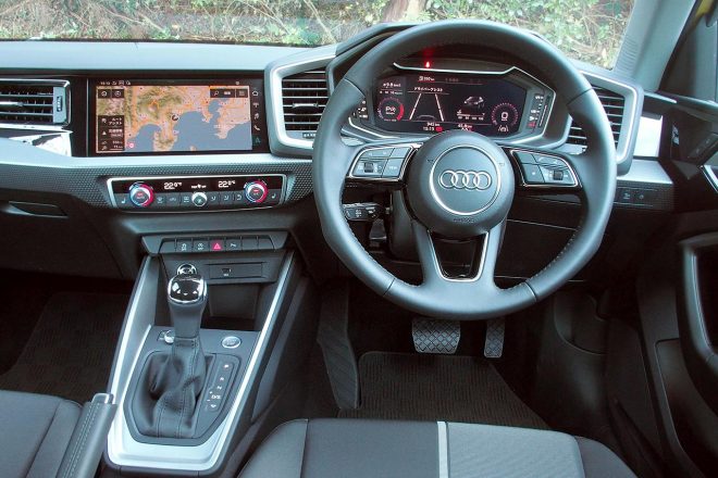 インストゥルメントパネルを運転席側へとわずかに傾斜させるなど、コクピットと呼ぶに相応しいつくり