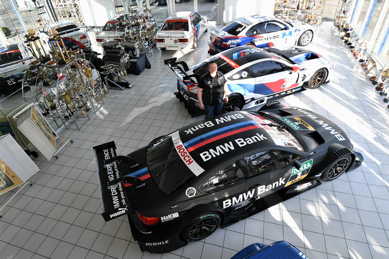 ワークショップにはシュニッツァーの歴代の名車たちとともに、トロフィーが並ぶ