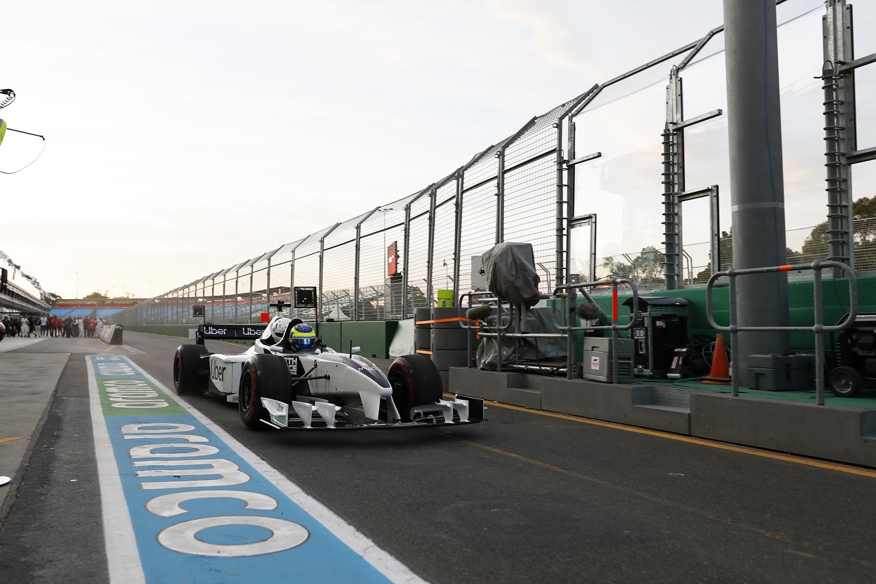 2020年F1オーストラリアGP金曜　練習走行を始める2シーターF1