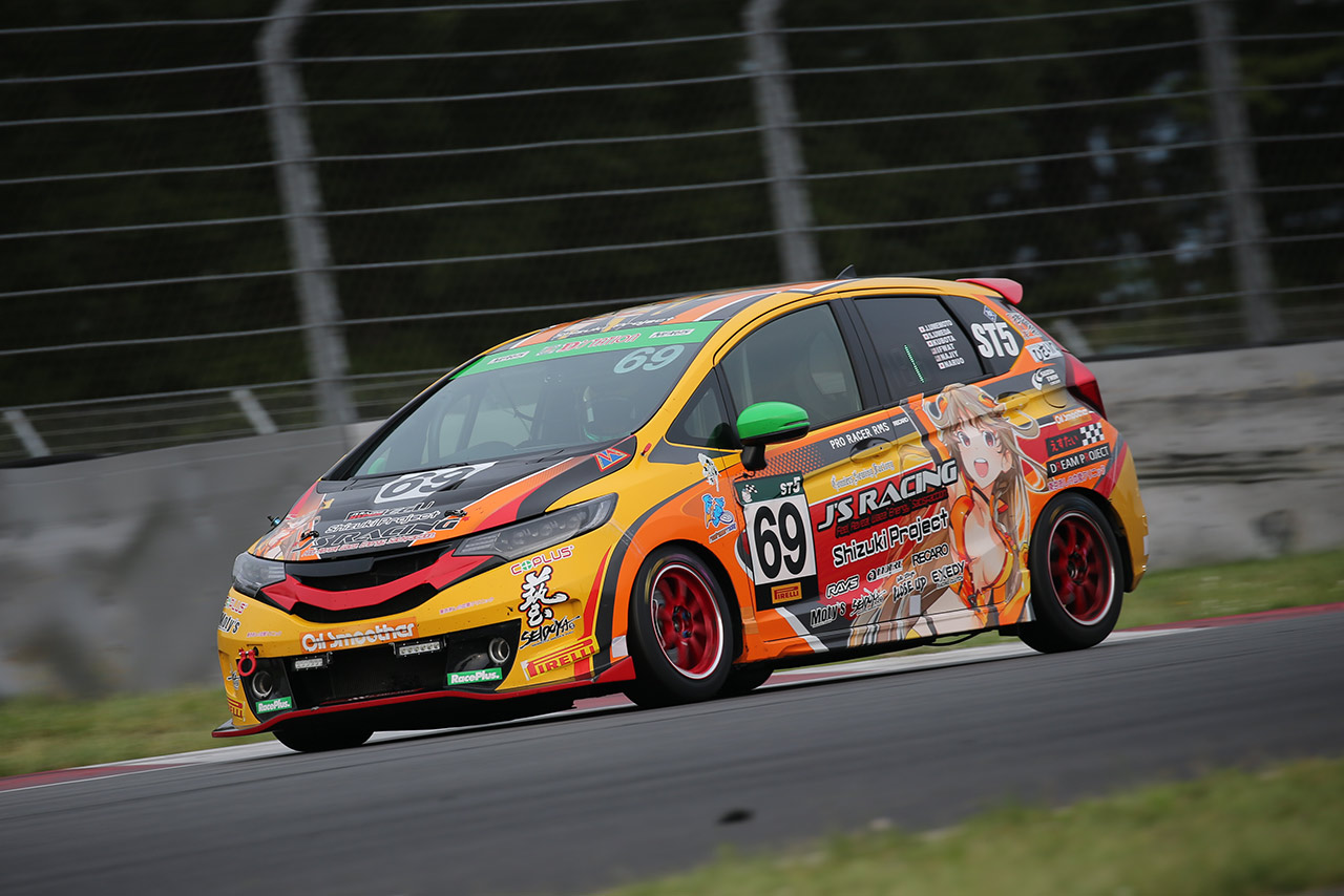 ワンメイクレースの『FIT 1.5 チャレンジカップ』が日本国内で開催されているが、それ以外にもスーパー耐久シリーズのST-5クラスで活躍するフィット（3代目モデル）。S耐ではGTマシンのようなド派手な空力パーツは装着しておらず、ダウンフォースは少なめだが、ボディ自体が軽いため、低速コーナーでは上のクラスと同等以上の速さを見せることも