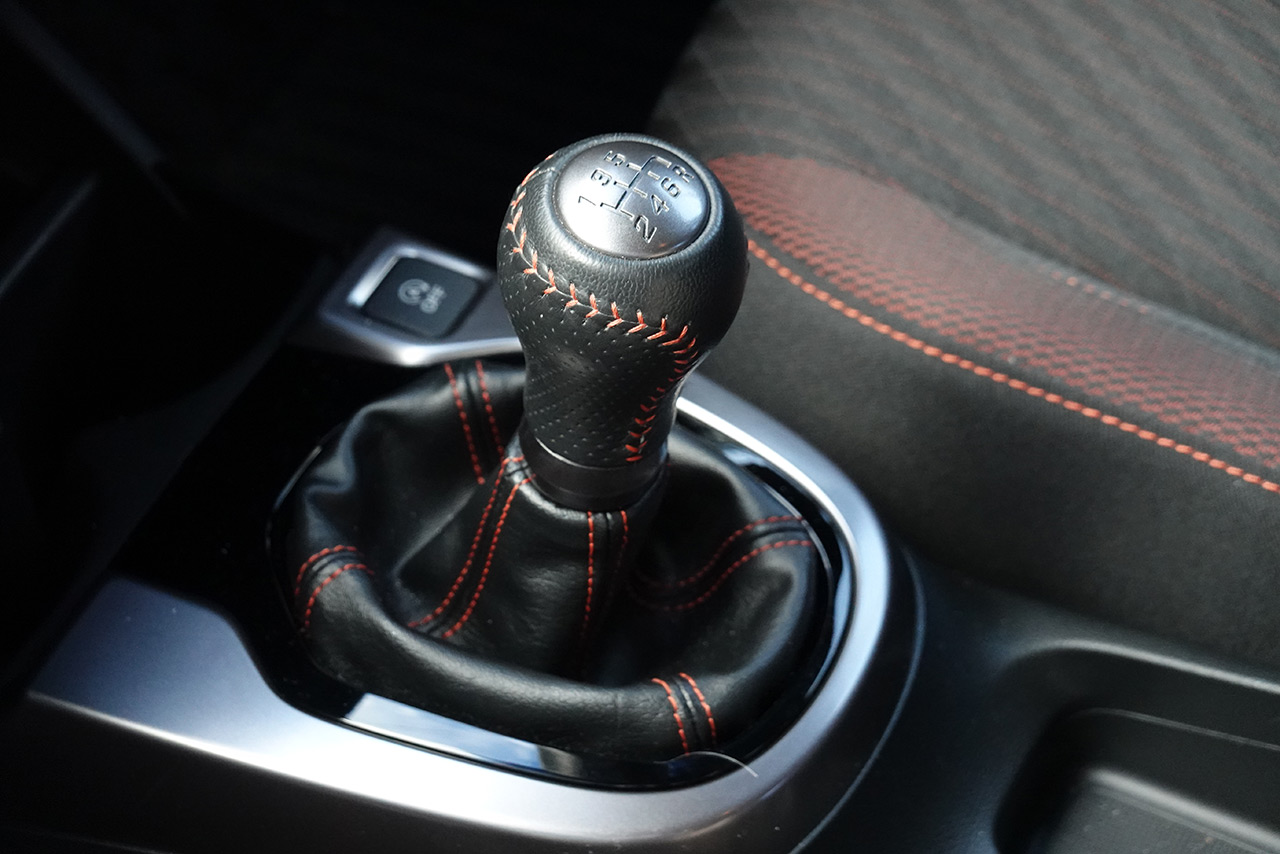 2代目のフィットRSと同様、3代目も6速MTのほかCVTも展開。車重は6速MTが1070kg、CVTが1090kgと2代目からはわずかに増量している。一方でエンジンはL15AからL15Bとなって10ps以上パワーアップ。パワーウエイトレシオの数値は改善された。しかし、その分価格も2代目より30万円ほど高い設定